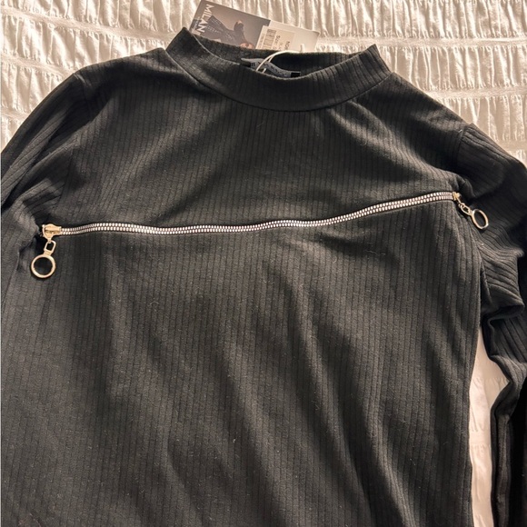 Black Ribbed Top with Zipper Detail - Picture 9 of 12